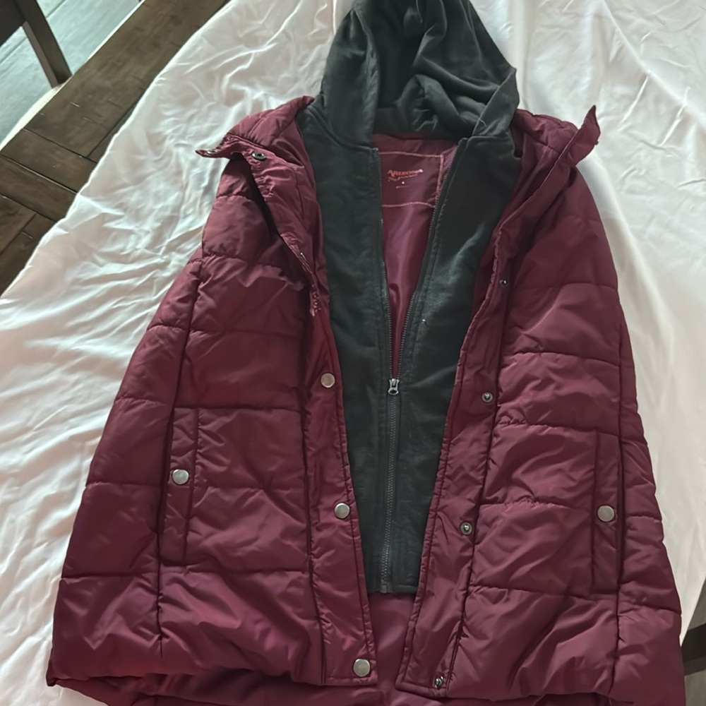 Maroon colored vest super warm never worn size large